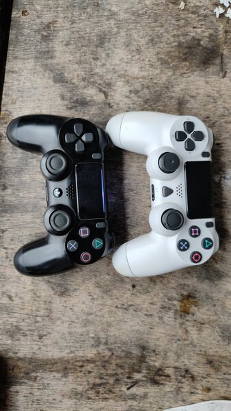 Manettes PS4