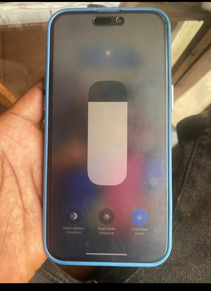 iPhone moderne avec coque bleu