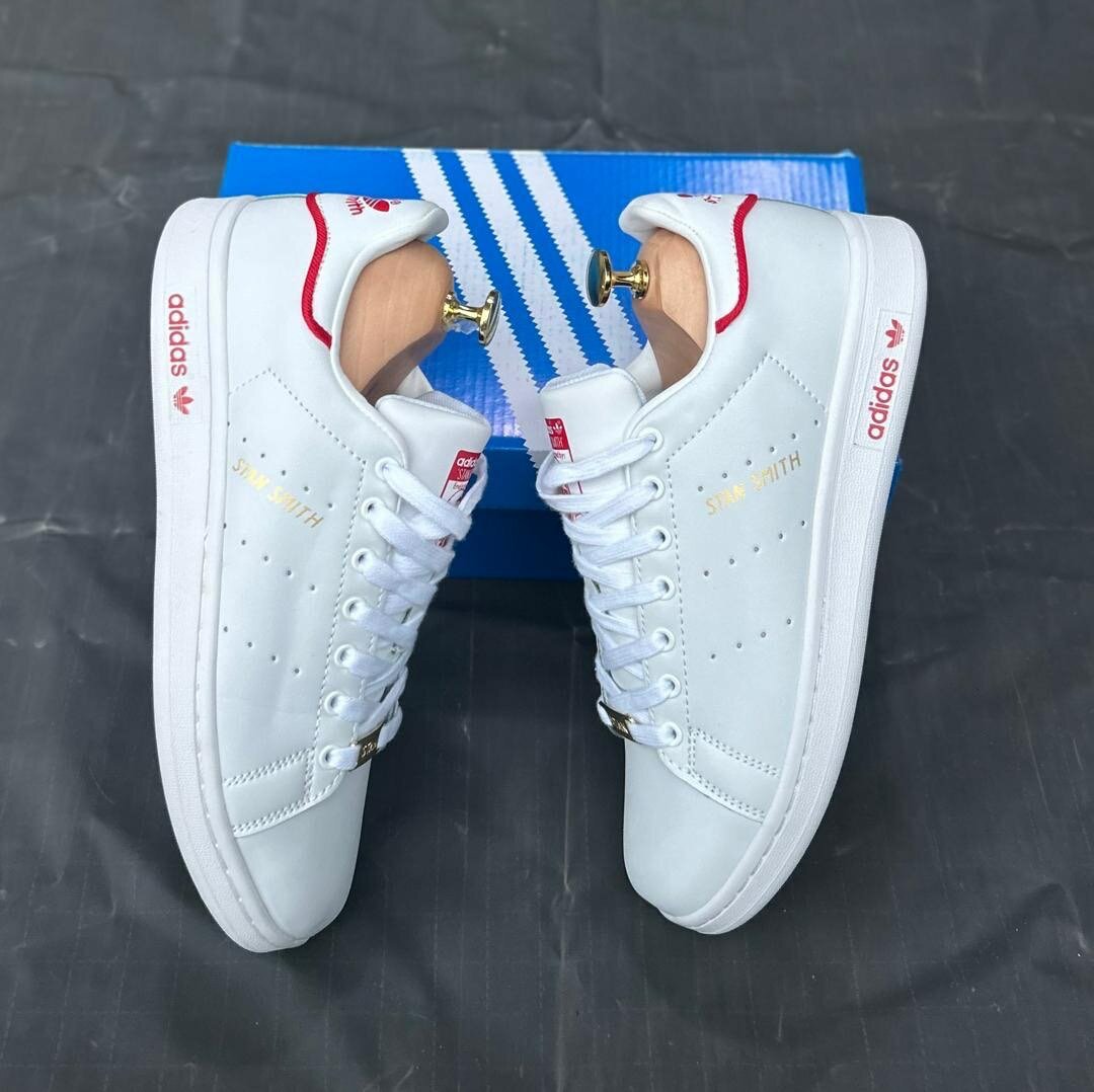 Baskets blanches Adidas classiques