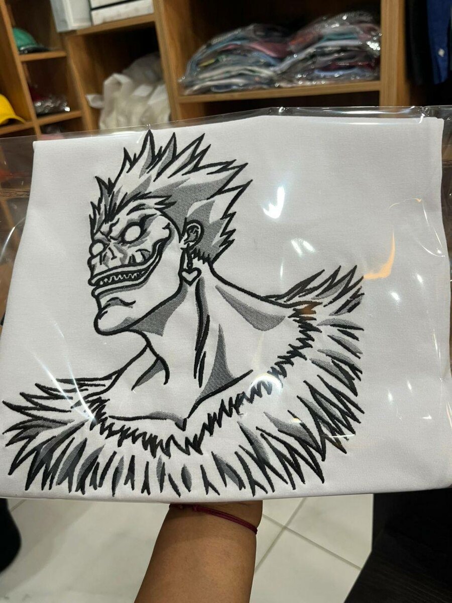 T-shirt brodé personnage anime