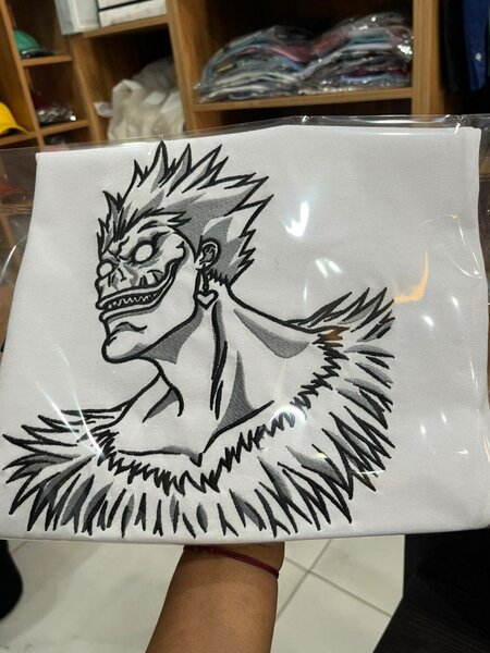 T-shirt brodé personnage anime