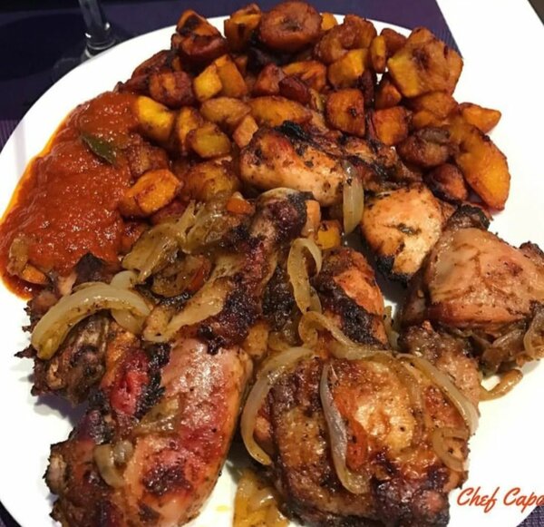 Poulet Grillé Épicé avec Plantains Frits