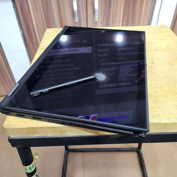 Lenovo Thinkpad X390 Yoga (Top Pick)