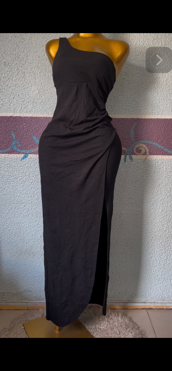 Robe élégante à une épaule