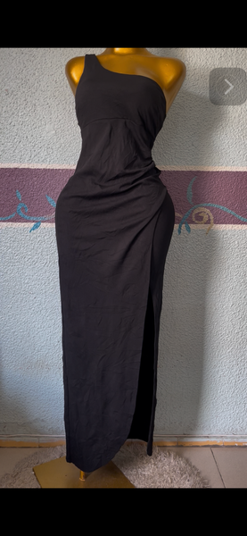 Robe élégante à une épaule