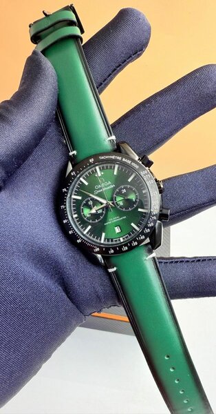 Montre chronographe verte élégante