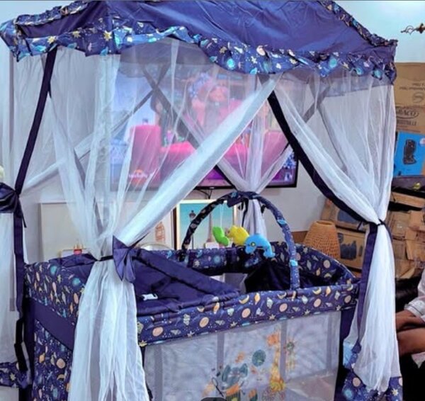 Lit bébé avec baldaquin