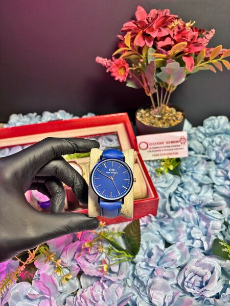 Montre élégante avec bracelet bleu