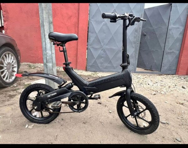Vélo électrique pliant compact
