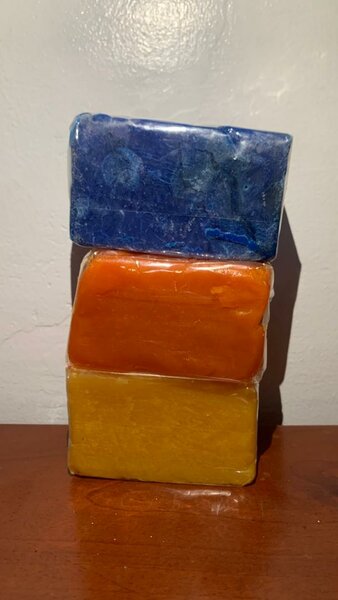 Ensemble de savons colorés artisanaux