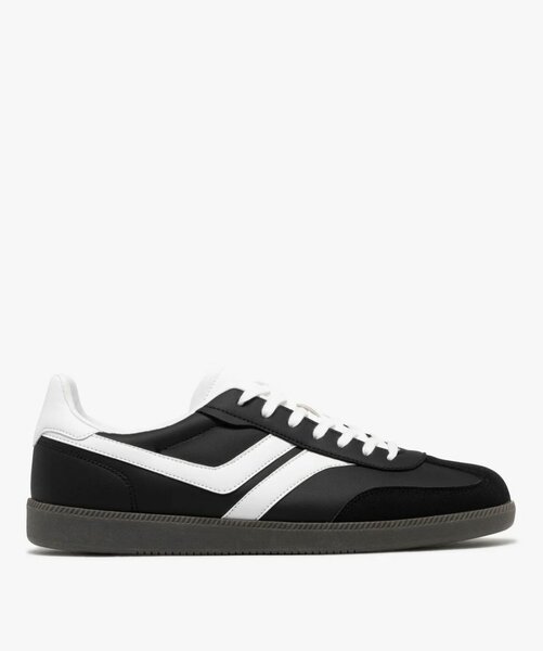 Baskets noires et blanches tendance