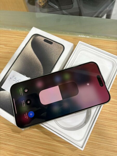 iphone 15 pro max 256g ESIM   Prix 520.000f  Numéro 07139995