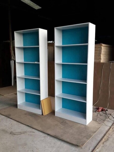 Bibliothèque moderne à plusieurs niveaux