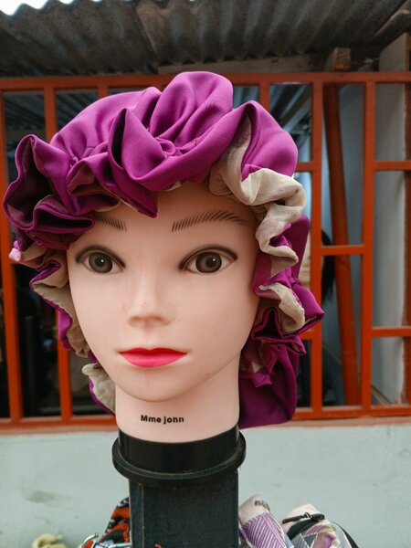 Bonnet en satin élégant