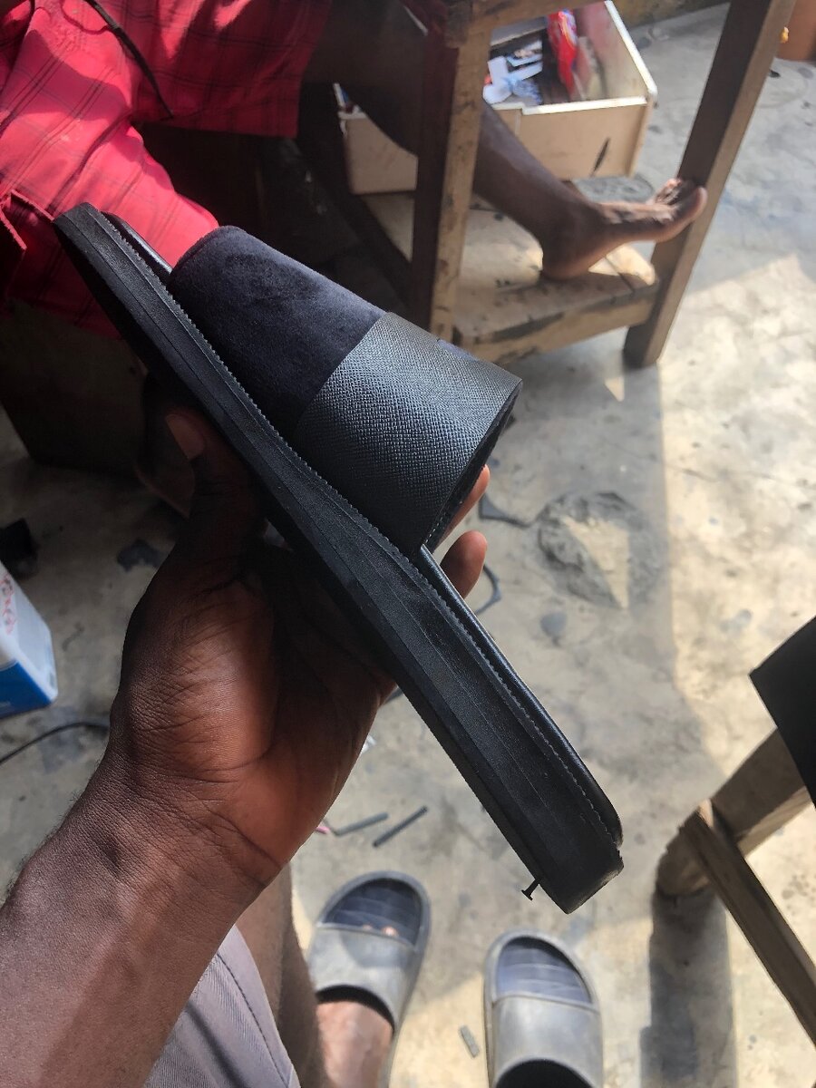 Sandale en cuir noir pour homme