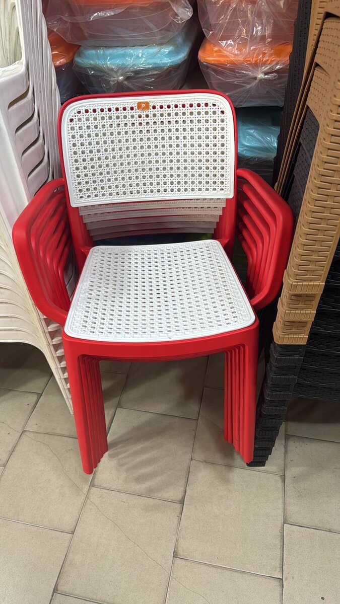 Chaises Empilables en Plastique