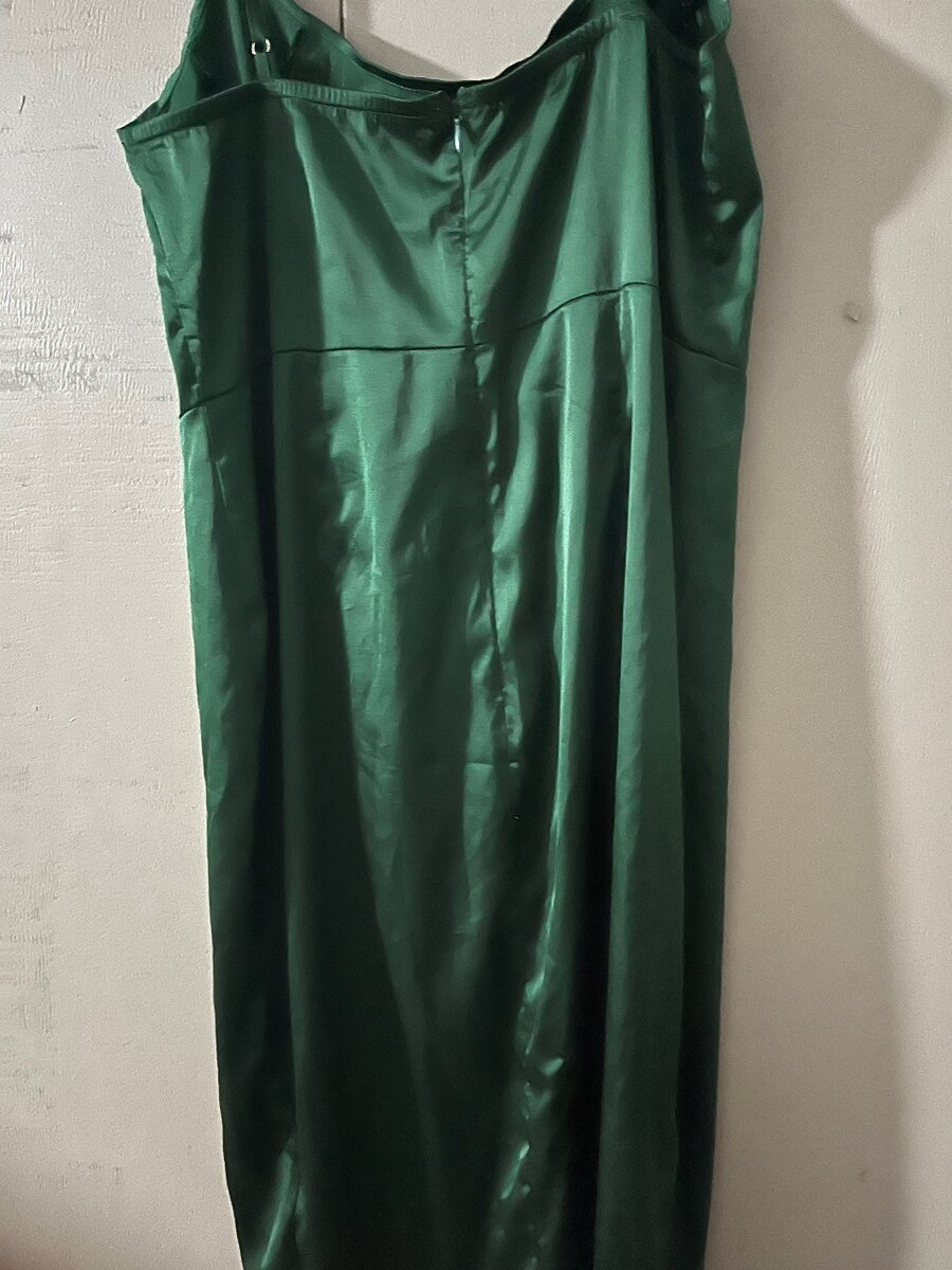 Robe satinée verte élégante