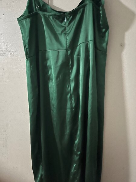 Robe satinée verte élégante