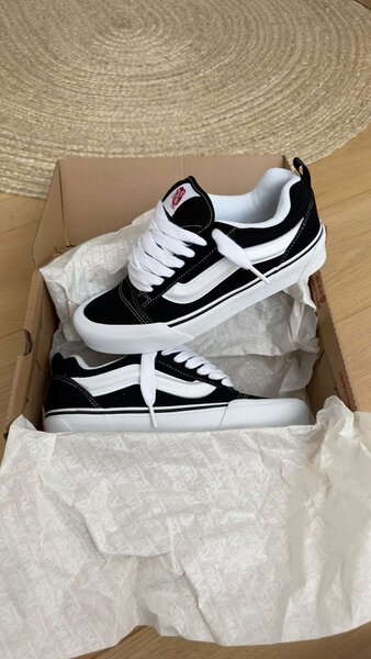 Vans noires et blanches