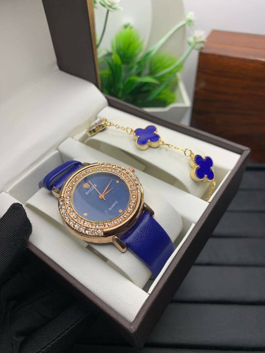 Female combo in a paper box  watch with bracelet