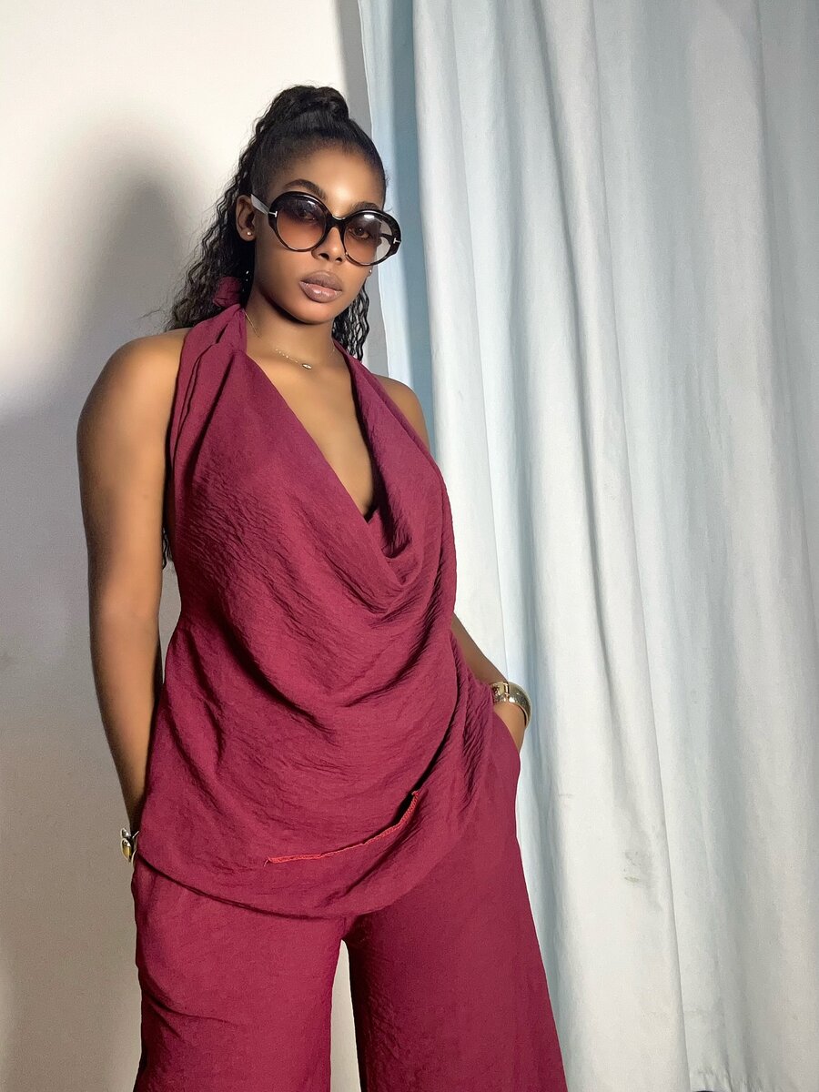 Tenue élégante bordeaux femme