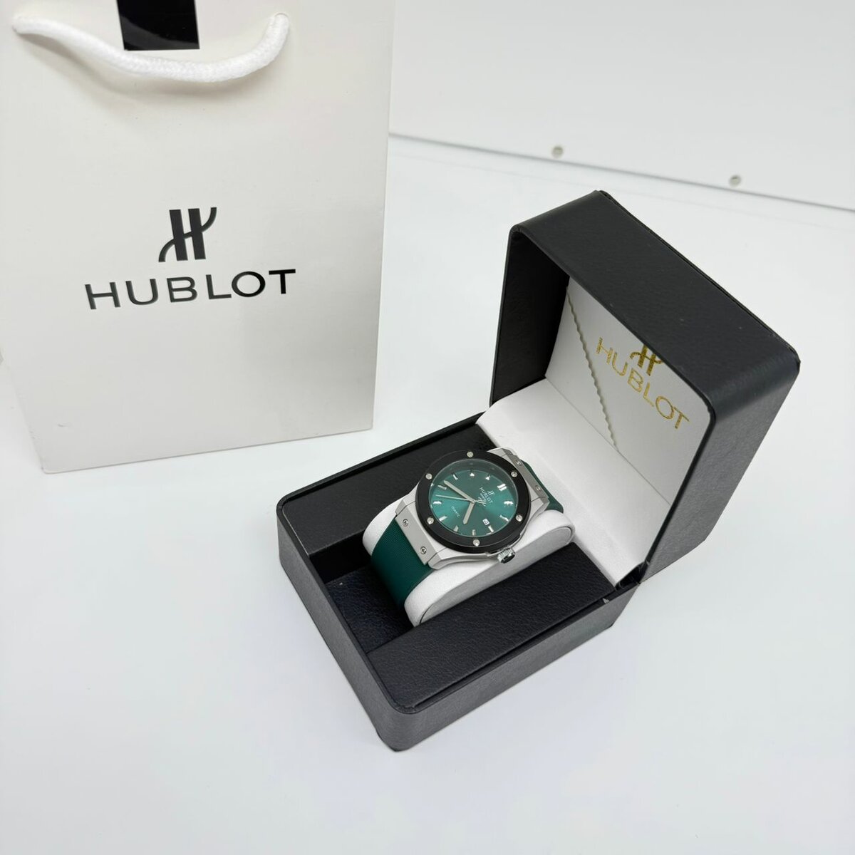 Montre élégante Hublot verte