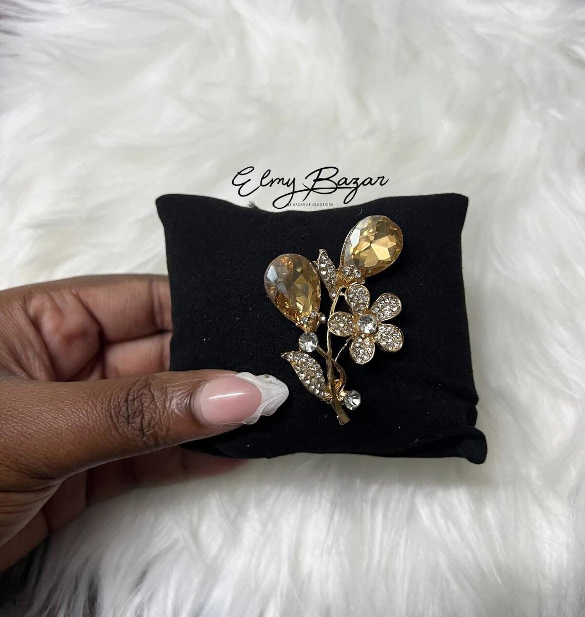 Broche élégante fleur et perle