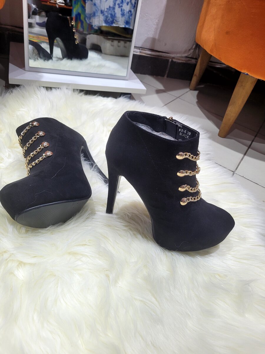 Bottines à talon chaînes dorées