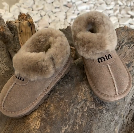 Детские зимние угги — это удобная и тёплая обувь, идеально подходящая для холодного времени года. Благодаря прочной, нескользящей подошве, угги обеспечивают хорошую устойчивость на скользкой поверхности, делая их безопасными для активных игр на улице.