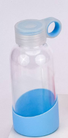 Portable Finger Loop Plastic Twist Cap Borosilicate Glass Bottle with Protective Silicone Base