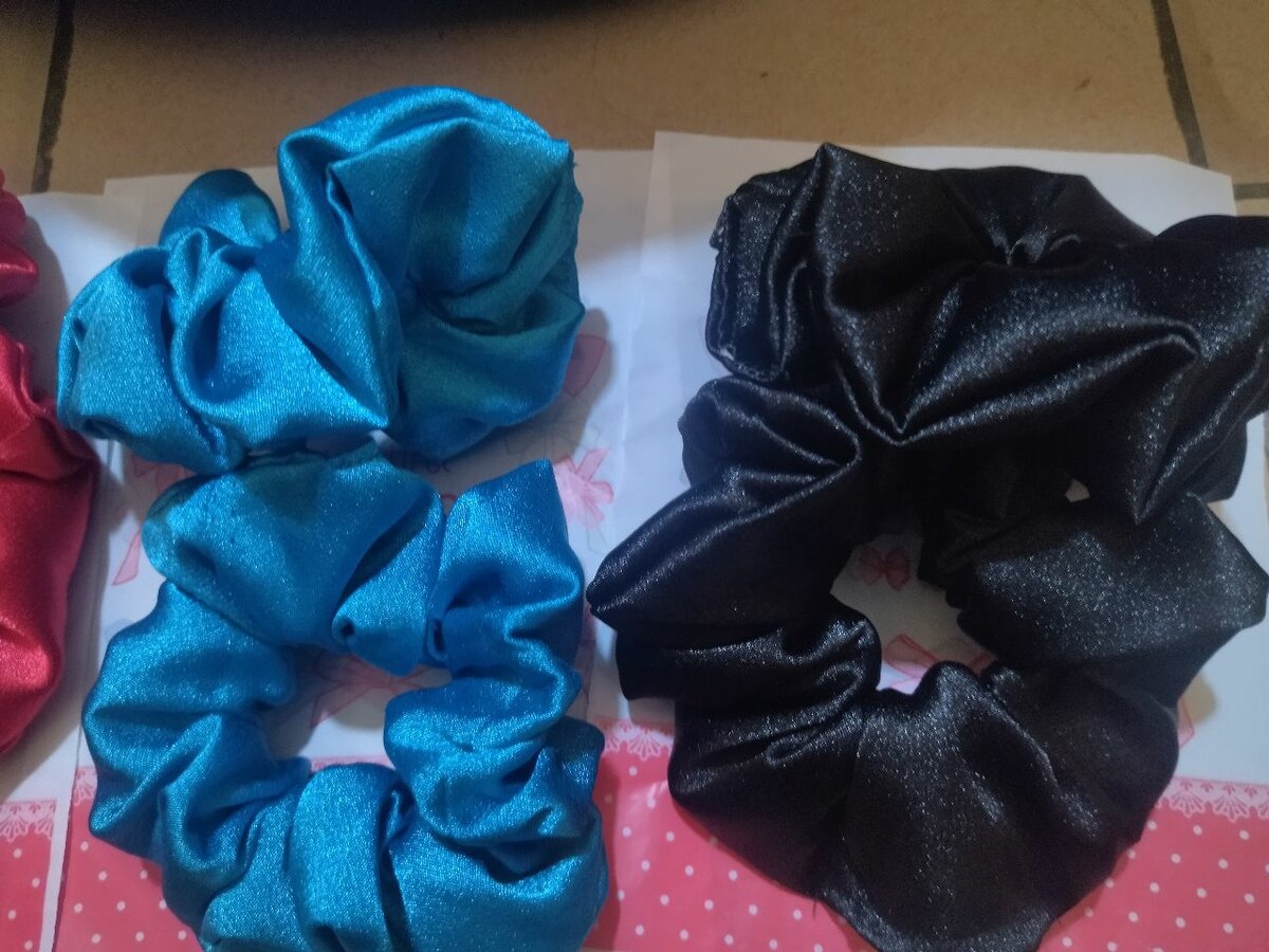 Chouchou cheveux en satin coloré