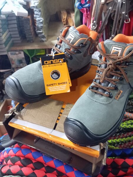 Chaussures de sécurité résistantes