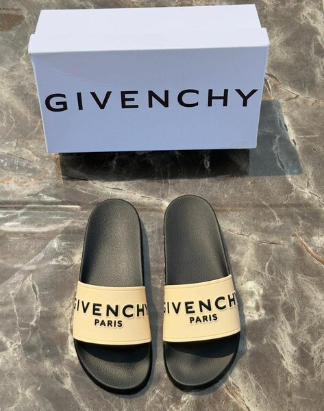 Tongs Givenchy Paris élégantes