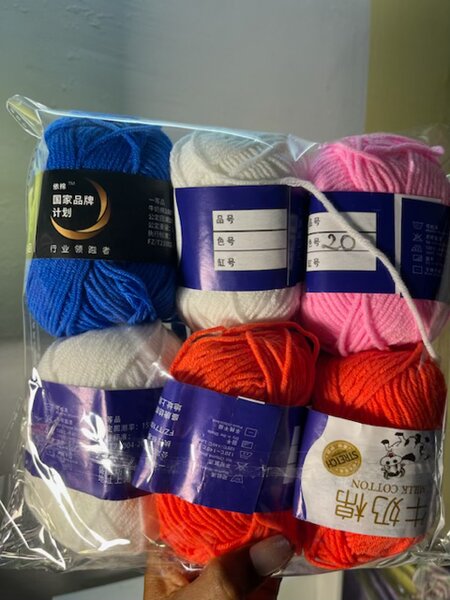 Lot de fils et crochets colorés