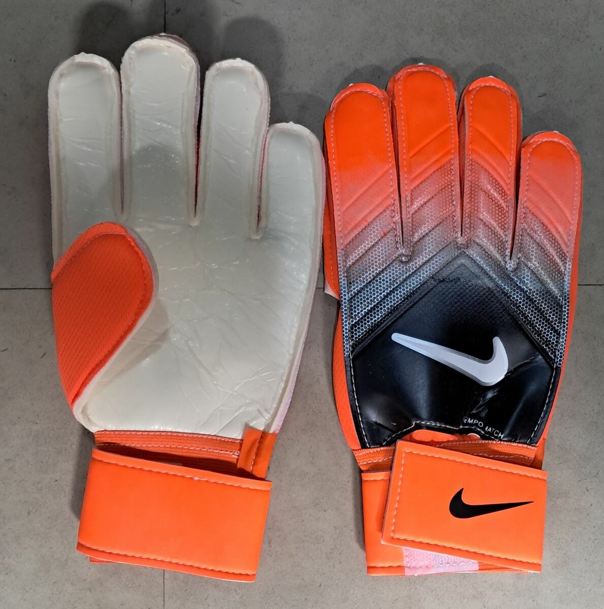 Goalkeeper gloves