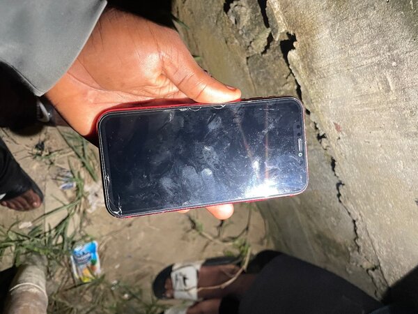 iPhone 11 rouge vitre fissuré