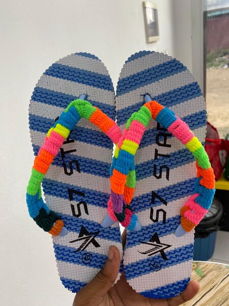 Tongs colorés en tissu tressé