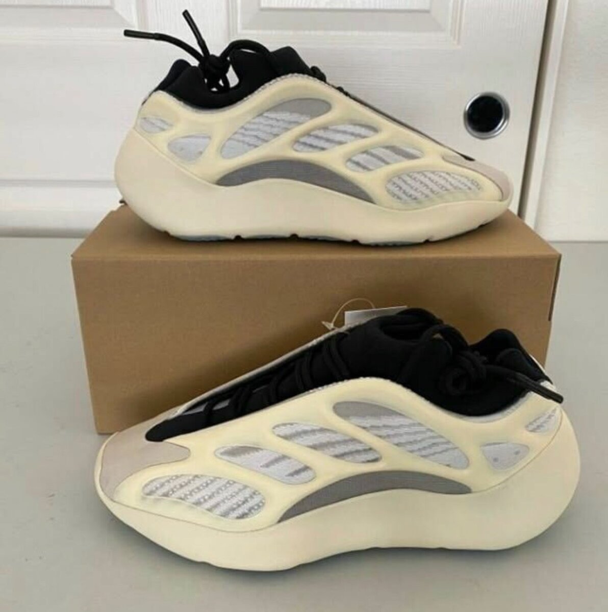 YEEZY BOOST 700 v3