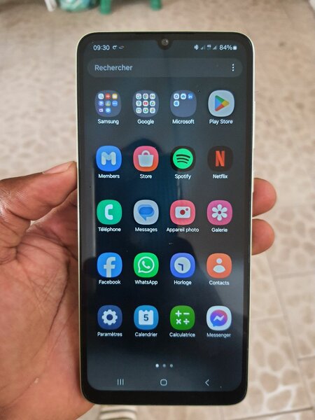 Samsung A05 avec le carton