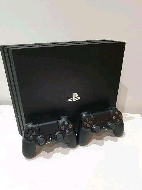 Console PS4 avec jeu et manettes