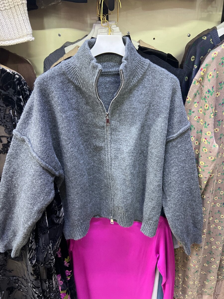 Свитер на замке