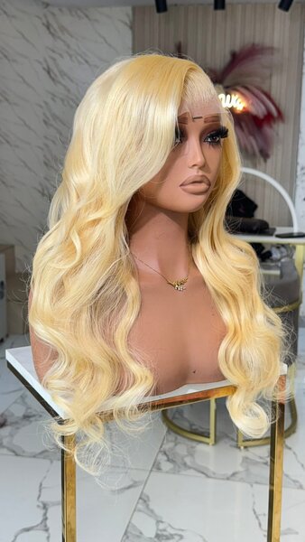 Perruque blond naturel ondulée