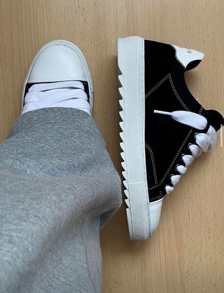 Sneakers en cuir noir et blanc