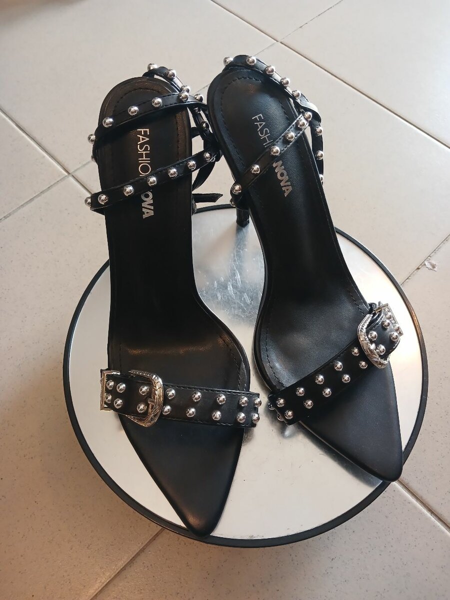 Sandales à talons cloutées élégantes