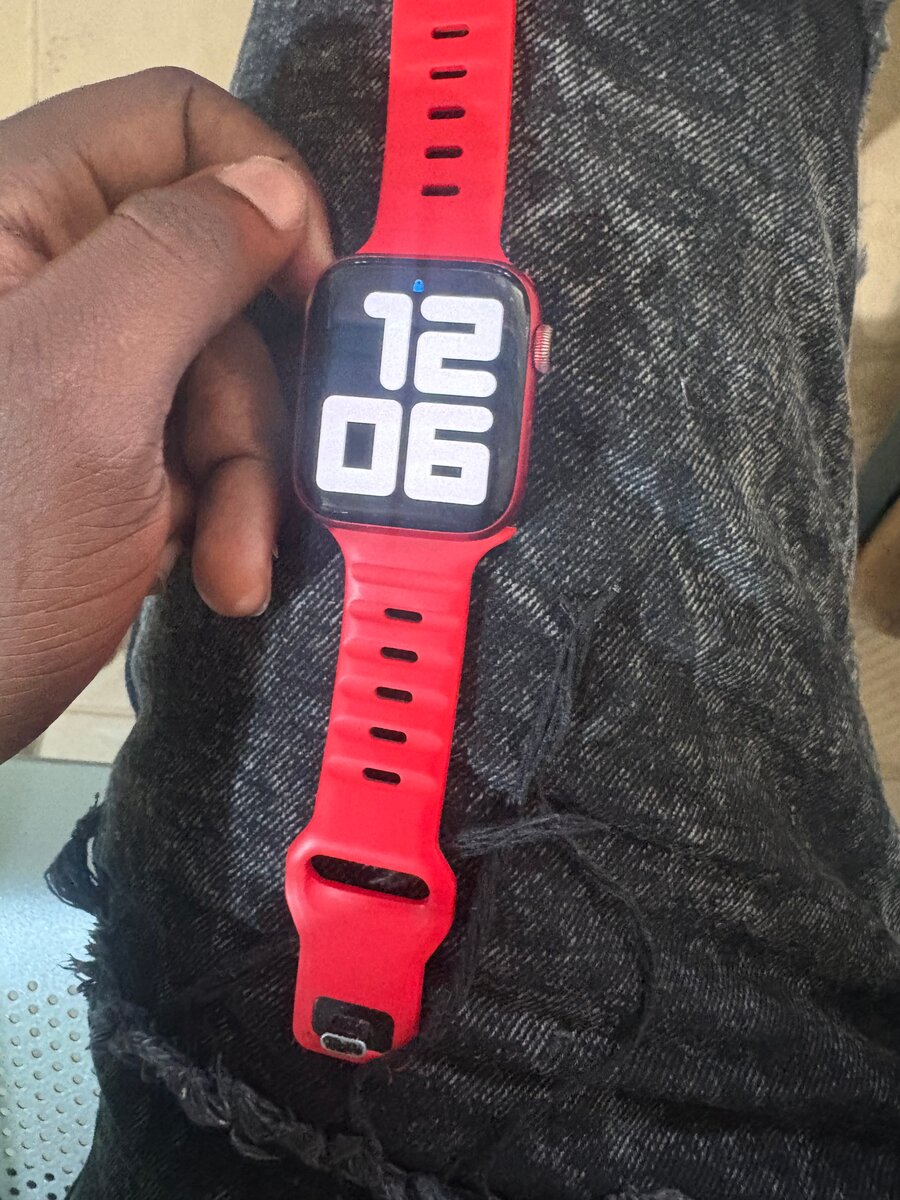 Montre connectée rouge sportive