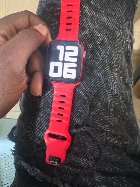 Montre connectée rouge sportive