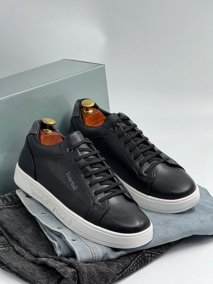 TIMBERLAND BLACK AND WHITE