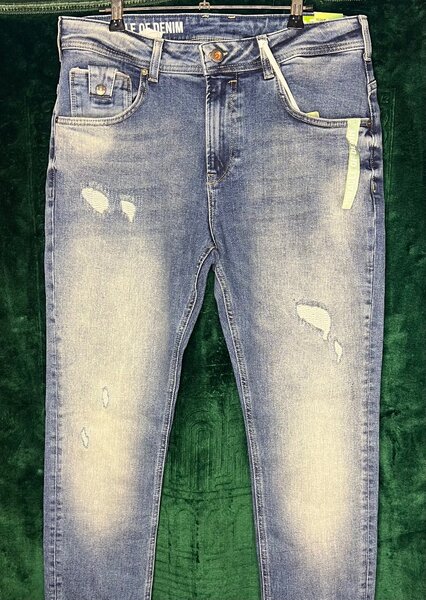 Jeans déchirés tendance