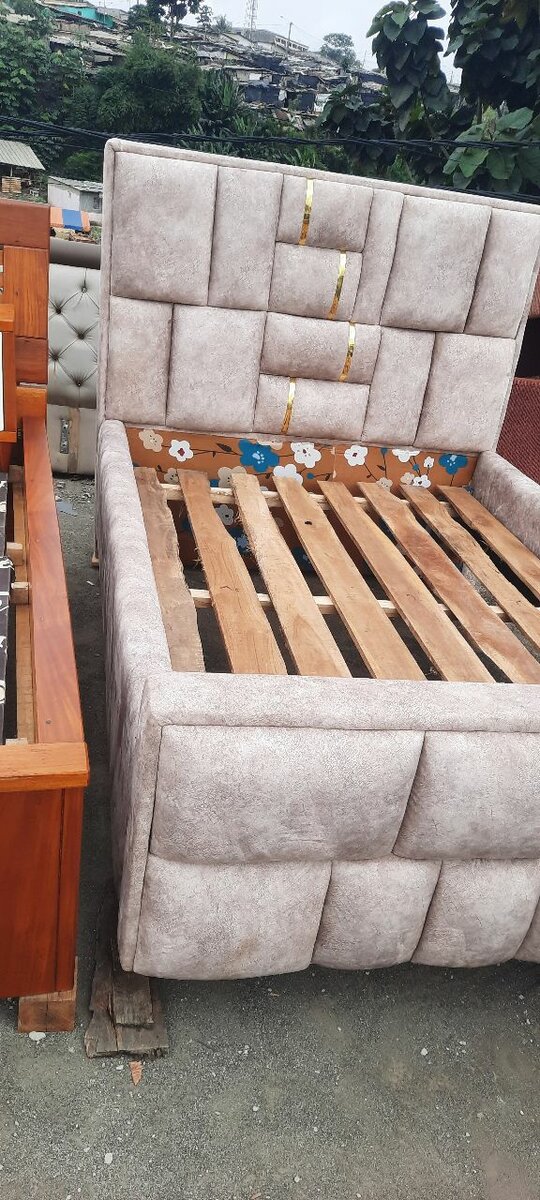 Lit capitonné en tissu moderne