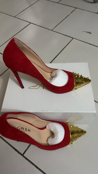 Escarpins rouges à talons aiguilles et clous dorés